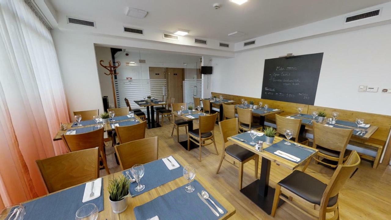 德布勒森 Minerva Panzio酒店 外观 照片
